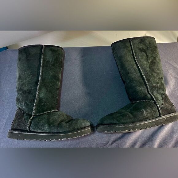 UGG - Black Traditional Boots - Picture 2 of 9